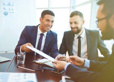 Sözleşme imzalamak için ortak sunan iş adamı