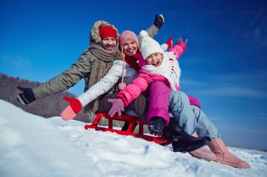 Baba, anne ve kızı kızak üzerinde
