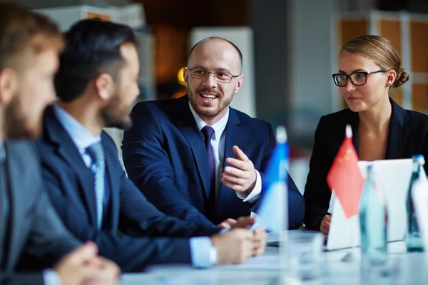 Moderner Geschäftsmann diskutiert Ideen — Stockfoto