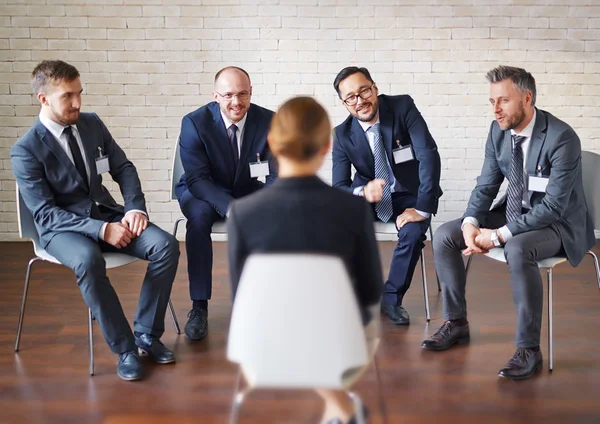 Empresarios modernos escuchando a su colega —  Fotos de Stock