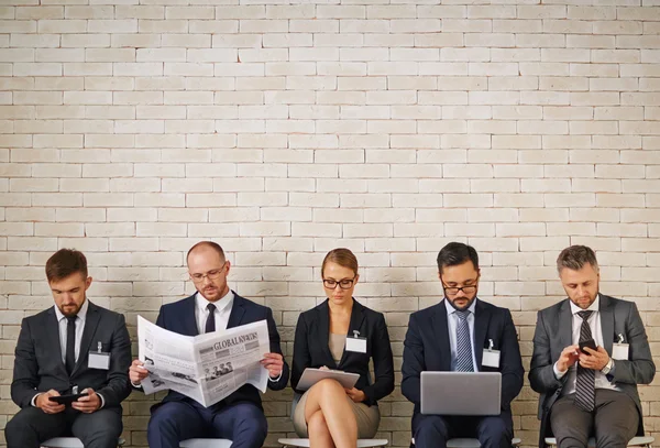 Goed geklede zakenmensen wachten — Stockfoto