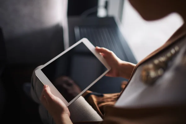 Donna che guarda qualcosa sul suo touchpad — Foto Stock