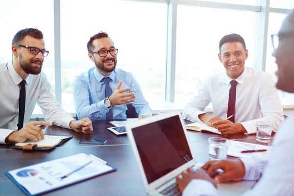 Felices hombres de negocios mirando a su pareja — Foto de Stock