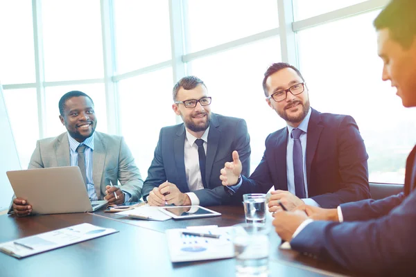 Empleados multiétnicos en la reunión — Foto de Stock