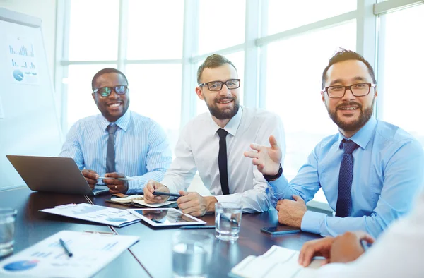 Genç iş adamları tartışıyorlar.