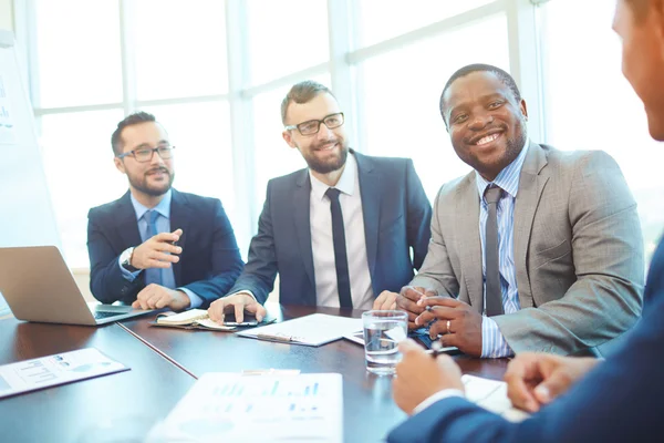 Hombres de negocios felices discutiendo seminario — Foto de Stock