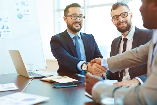 Affärsman handskakning med partner — Stockfoto