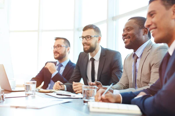 Hombres de negocios sentados en conferencia — Foto de Stock