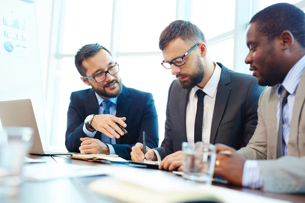 Multi-ethnic group of businessmen discussing — Stock Photo, Image