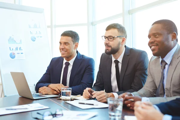 Hombres de negocios sentados en conferencia — Foto de Stock