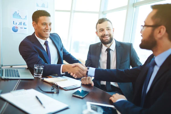 Gelukkig zakenlieden handshaking — Stockfoto