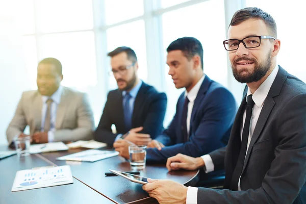 Felices hombres de negocios en conferencia — Foto de Stock