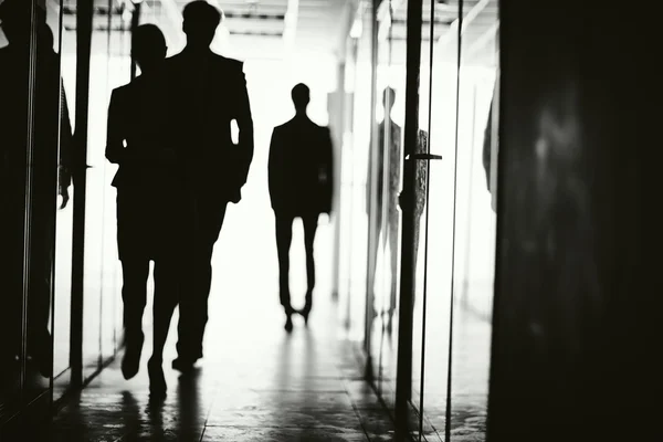 Contouren van mensen uit het bedrijfsleven lopen — Stockfoto