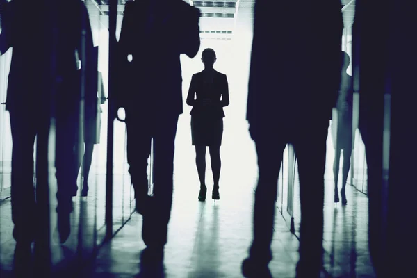 비즈니스 사람들이 걷고 사무실 — 스톡 사진