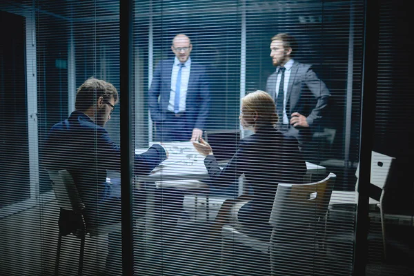 Group of managers discussing ideas — Stock Photo, Image