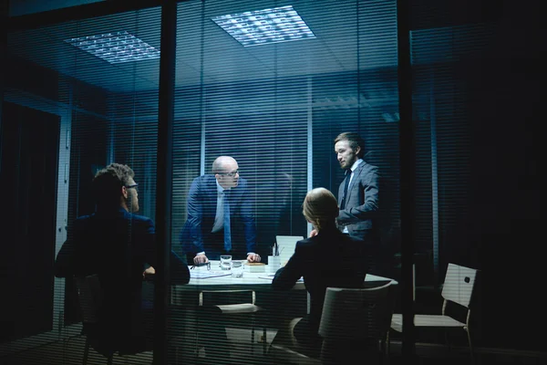 Group of colleagues discussing business plans — Stock Photo, Image