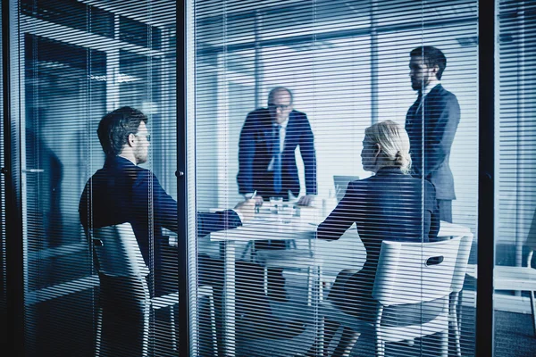 Uomini d'affari che interagiscono in ufficio — Foto Stock