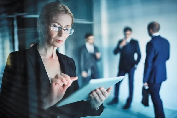 Businesswoman using her digital tablet — Stock Photo, Image