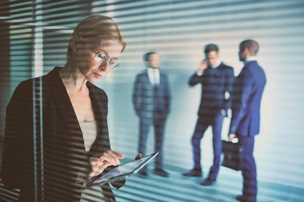 Mujer de negocios mirando a través de datos —  Fotos de Stock