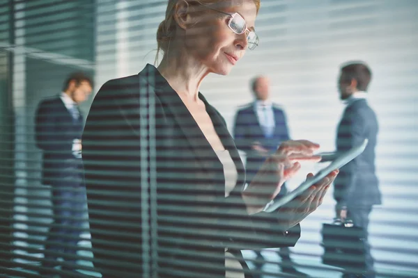 Experienced employee with gadget — Stock Photo, Image