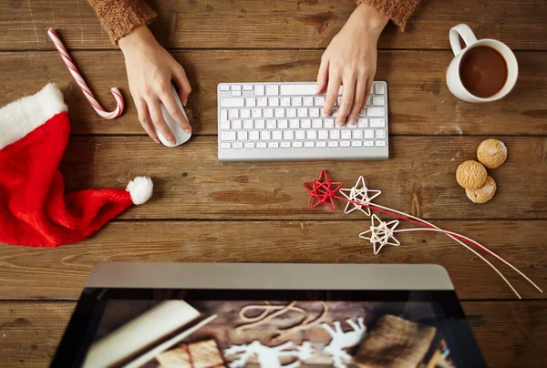 Mulher digitando no local de trabalho com café — Fotografia de Stock