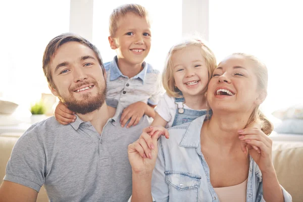 Föräldrar och deras söta barn skrattar — Stockfoto