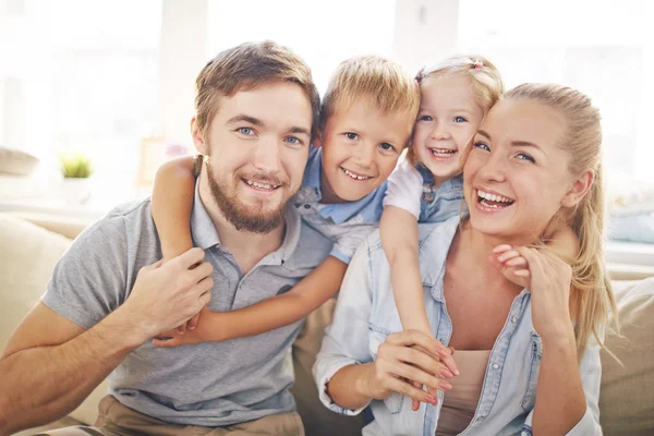 Familj med trevlig tid hemma — Stockfoto