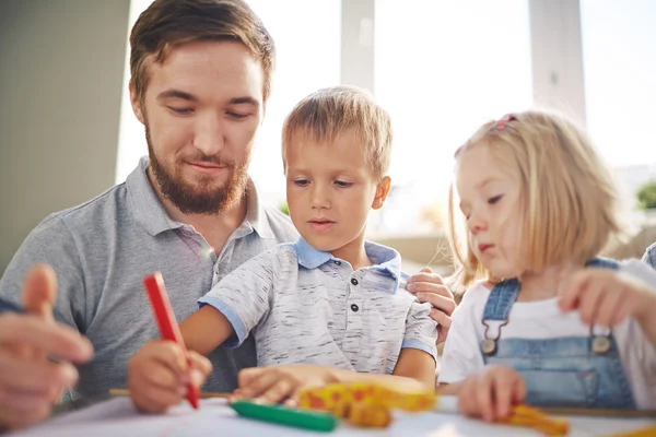 Children and their father drawing — Stock Photo, Image