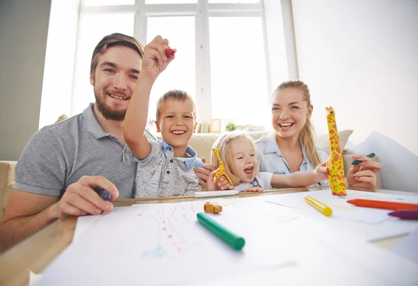 Pareja y dos niños dibujando —  Fotos de Stock