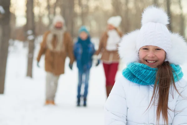 Chica feliz en ropa de invierno —  Fotos de Stock