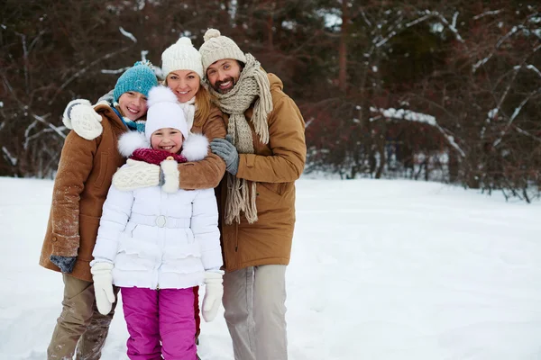 Mutlu aile kış parkında — Stok fotoğraf