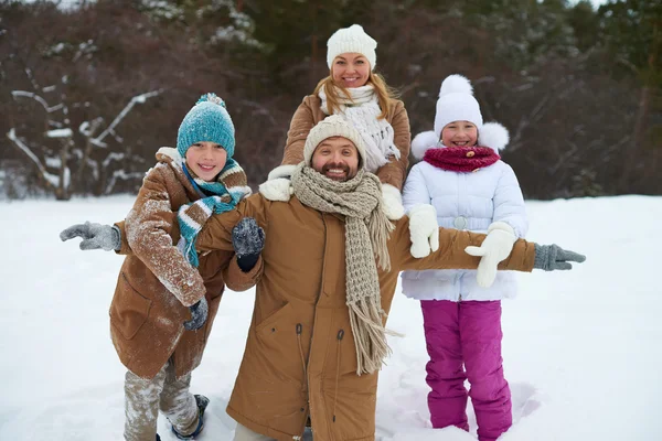 Famiglia si diverte nel parco invernale — Foto Stock