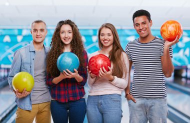 arkadaşlar bir bowling salonu
