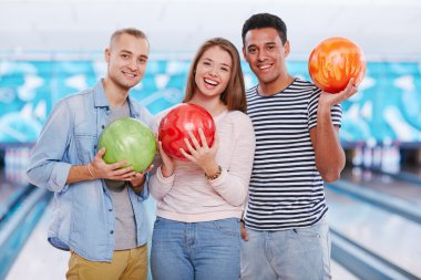 çocuklar ve kız bowling topları ile