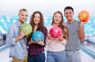 çocuklar ve kızlar bowling topları ile