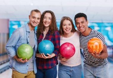 En yakın arkadaşlarım, bowling salonu