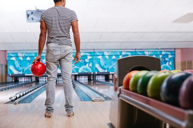 adam bowling oynamaya gündelik giysiler