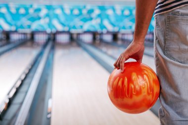 adam bowling oynamaya gündelik giysiler