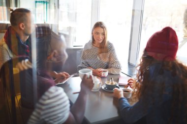 kafede saat harcama yaparken arkadaş