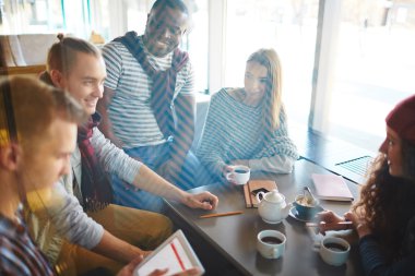 kafede boş zaman harcama gençler