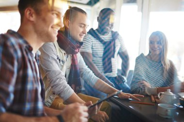 kafede oturan modern dostu gençler