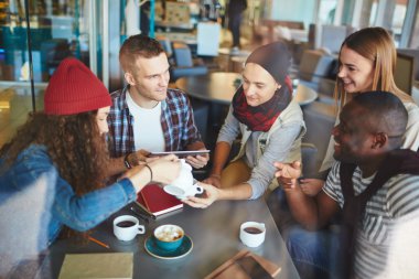 kafede konuşarak boş zaman harcama arkadaş