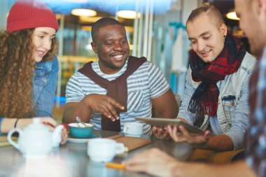 Gadget bağımlısı gençler touchpad ile