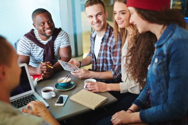 kafede konuşmak becerikli alet da katkısıyla