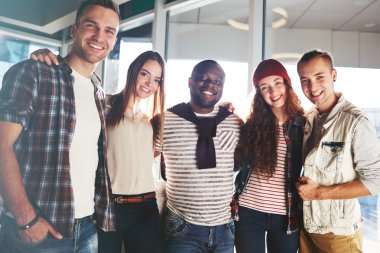 Raslantısal-aşınmaya genç arkadaş grubu