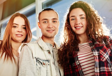 Casual giyim üç genç arkadaş