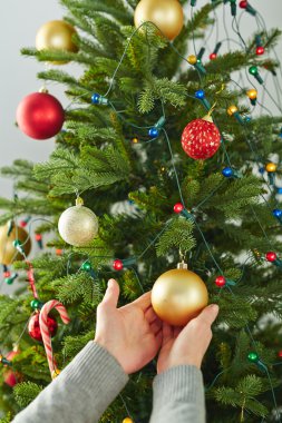 Kırmızı oyuncak dokunmadan el