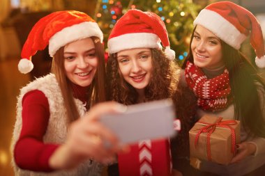 Kızlar selfie yapma Santa kapaklar