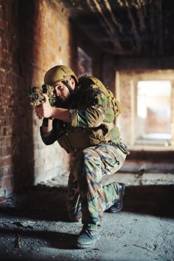 Savaşçı silah hedefleme