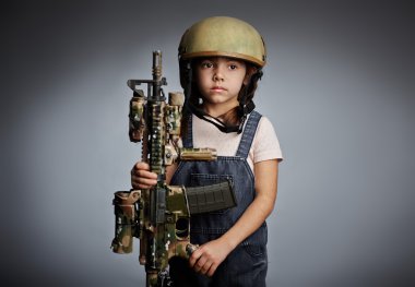 kız silahlı koruyucu miğfer